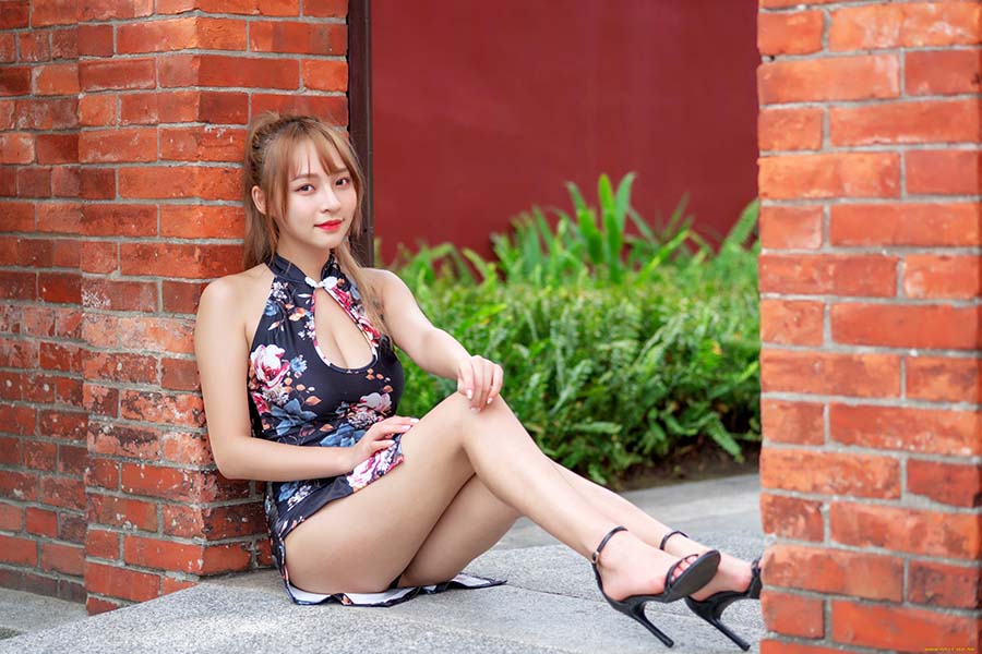 Girls in short dresses in Jinzhou