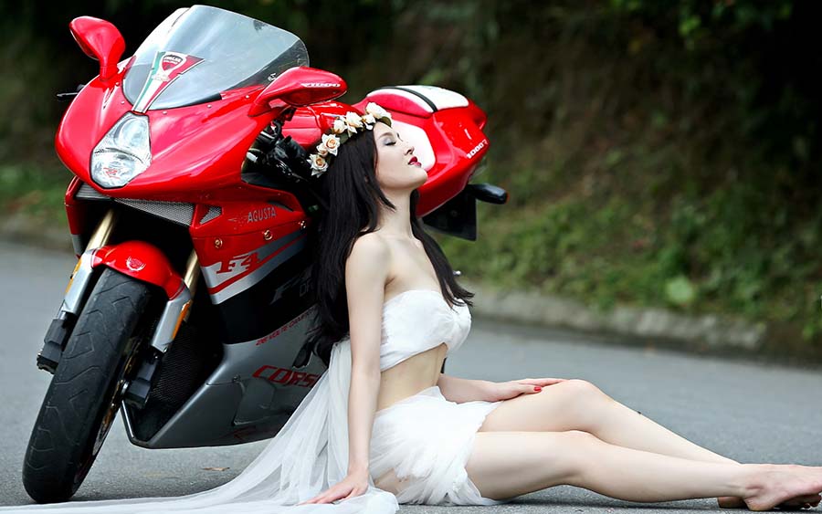 Beautiful girls and motorcycles in Jinzhou