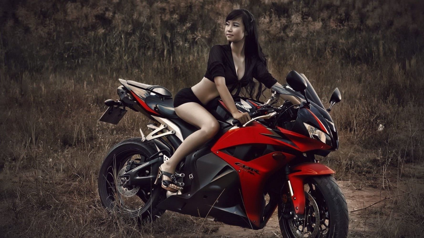 Fitness girls and bikes in Jinzhou