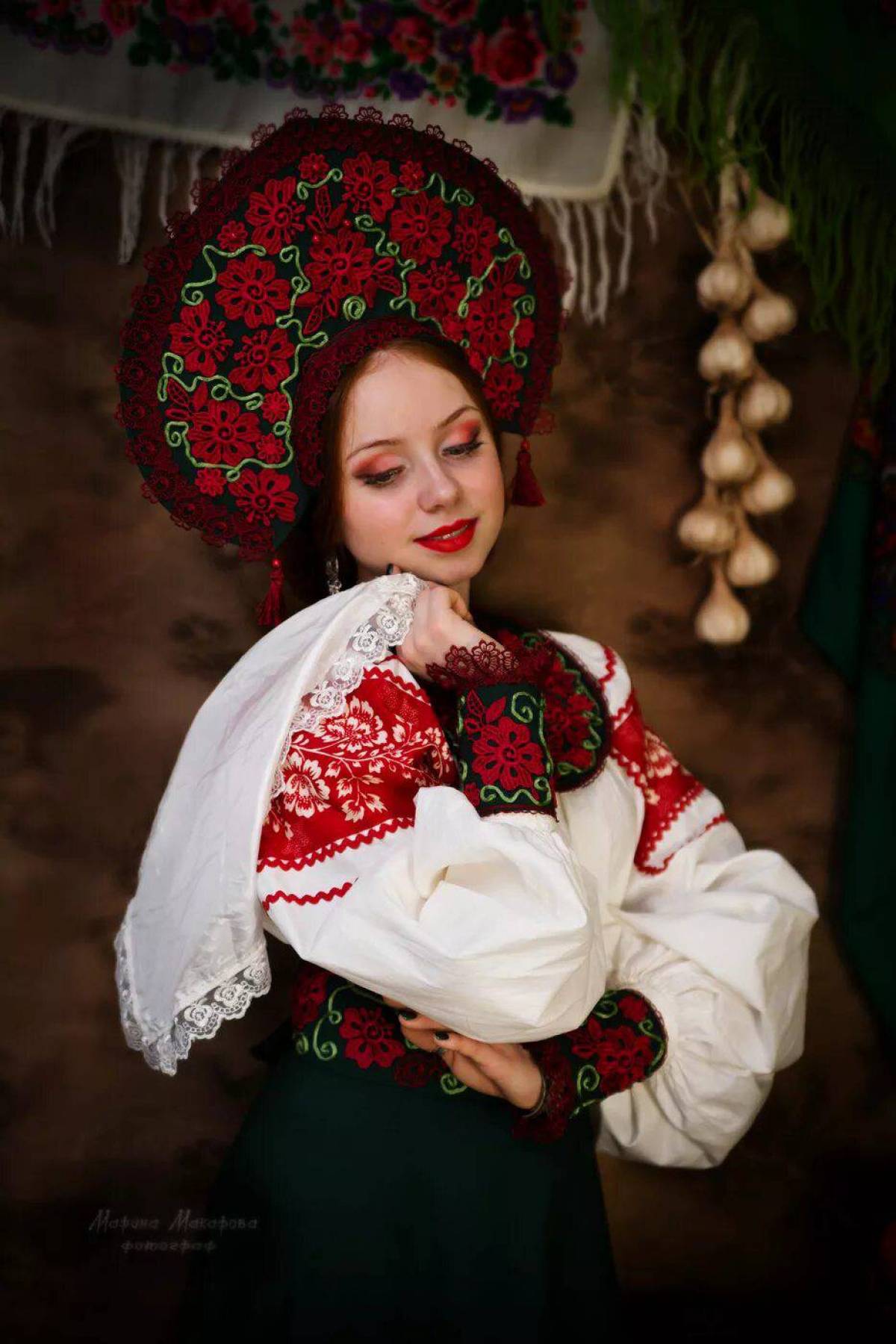 Women in Slavic costumes underwear in Jinzhou